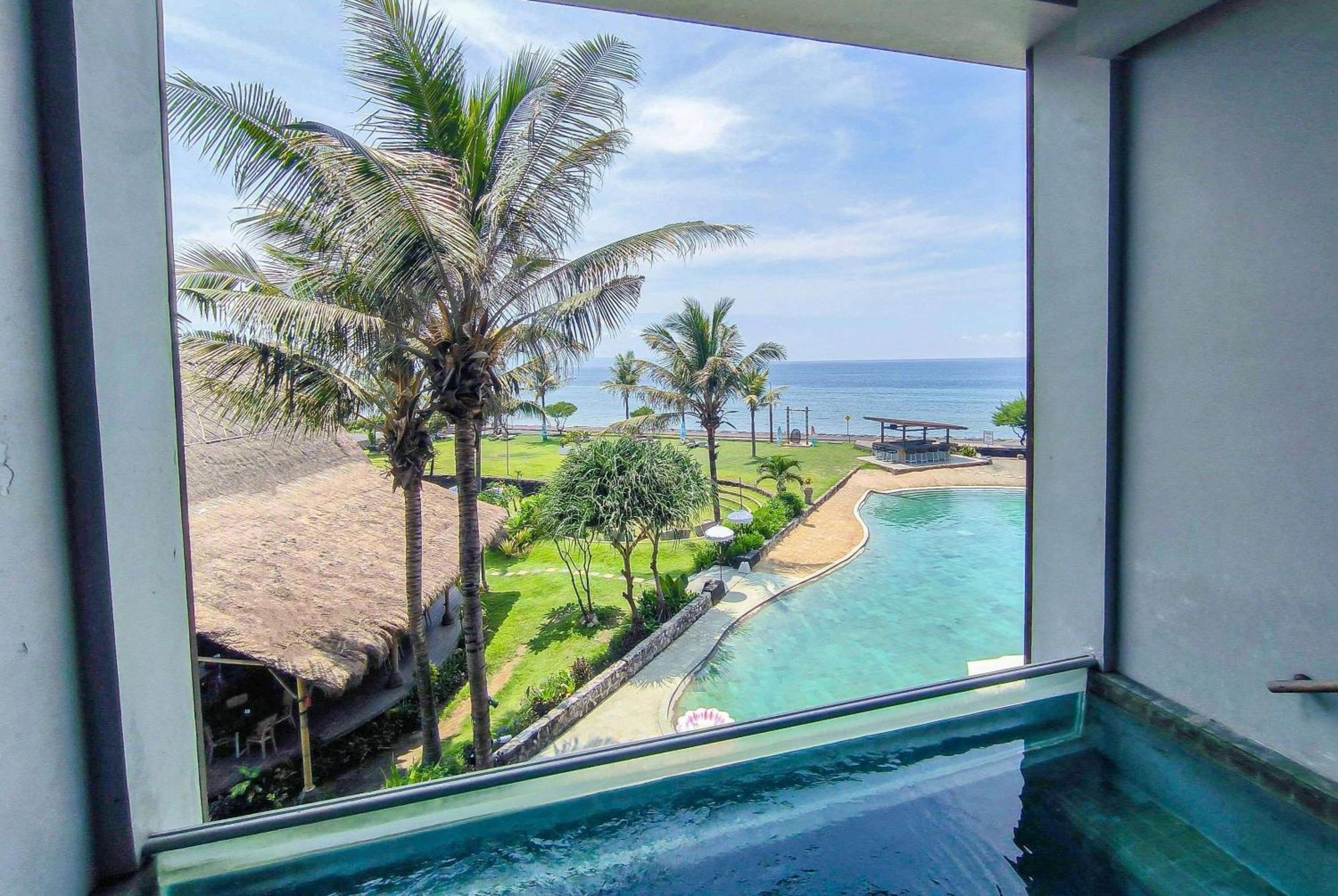 Wyndham Tamansari Jivva Resort Bali Siyut Zewnętrze zdjęcie View from the pool at the hotel