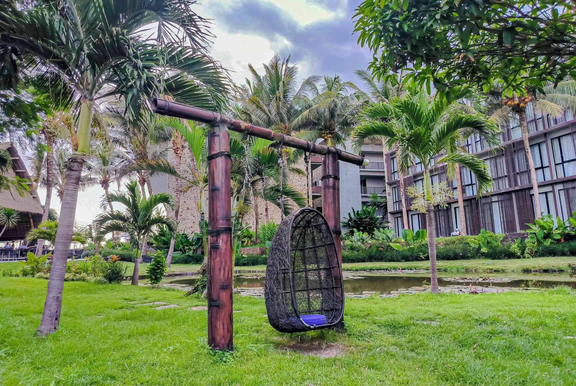 Wyndham Tamansari Jivva Resort Bali Siyut Zewnętrze zdjęcie A swing at the resort