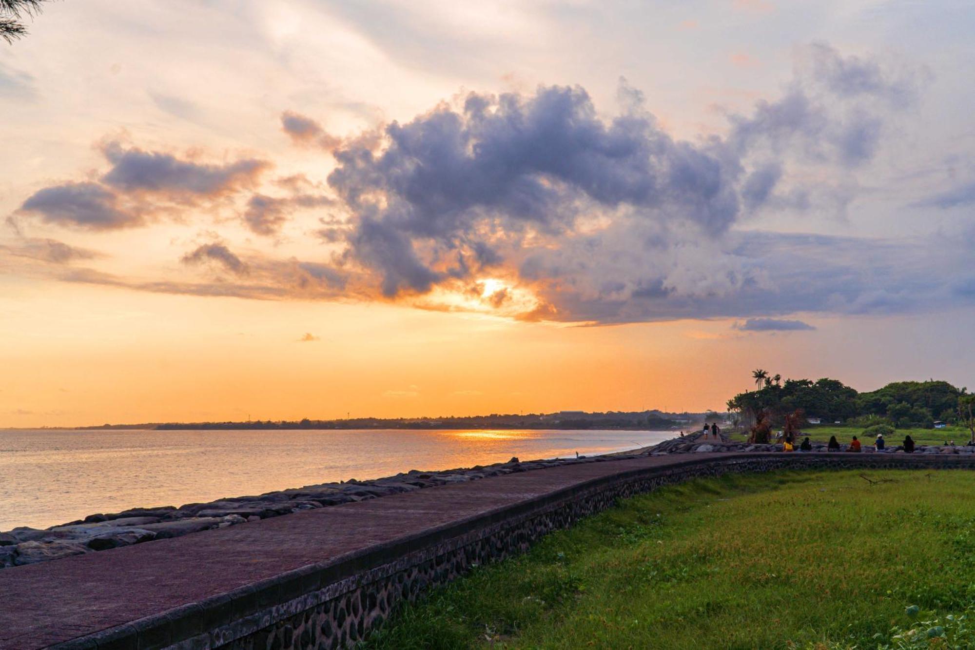 Wyndham Tamansari Jivva Resort Bali Siyut Zewnętrze zdjęcie Sunset at Fort Belan