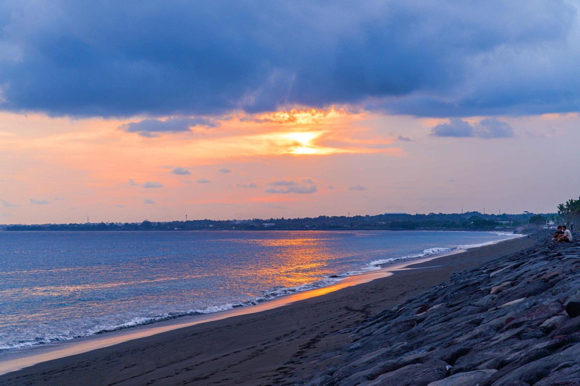 Wyndham Tamansari Jivva Resort Bali Siyut Zewnętrze zdjęcie Sunset at the beach