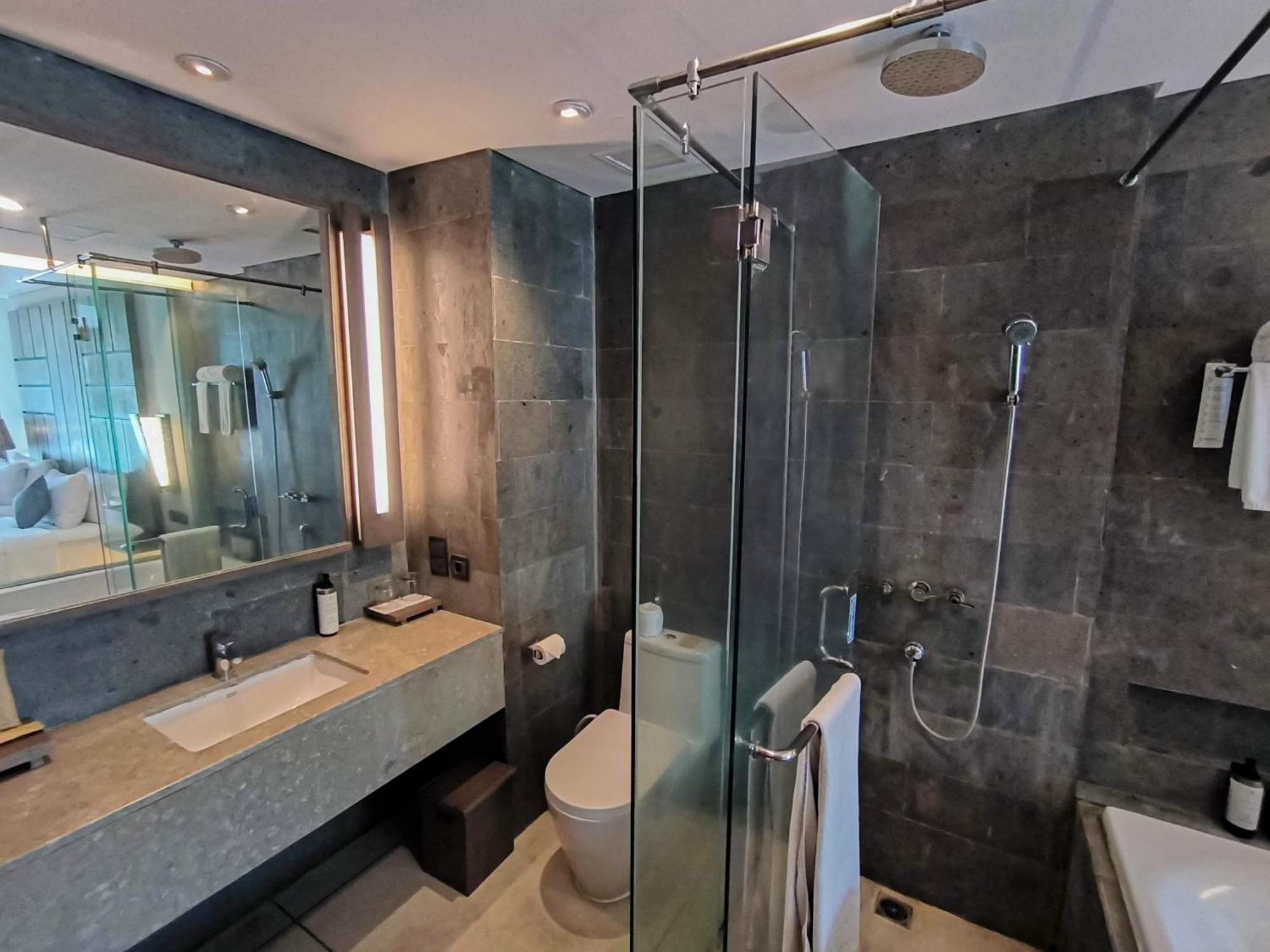 Wyndham Tamansari Jivva Resort Bali Siyut Zewnętrze zdjęcie A bathroom in a hotel