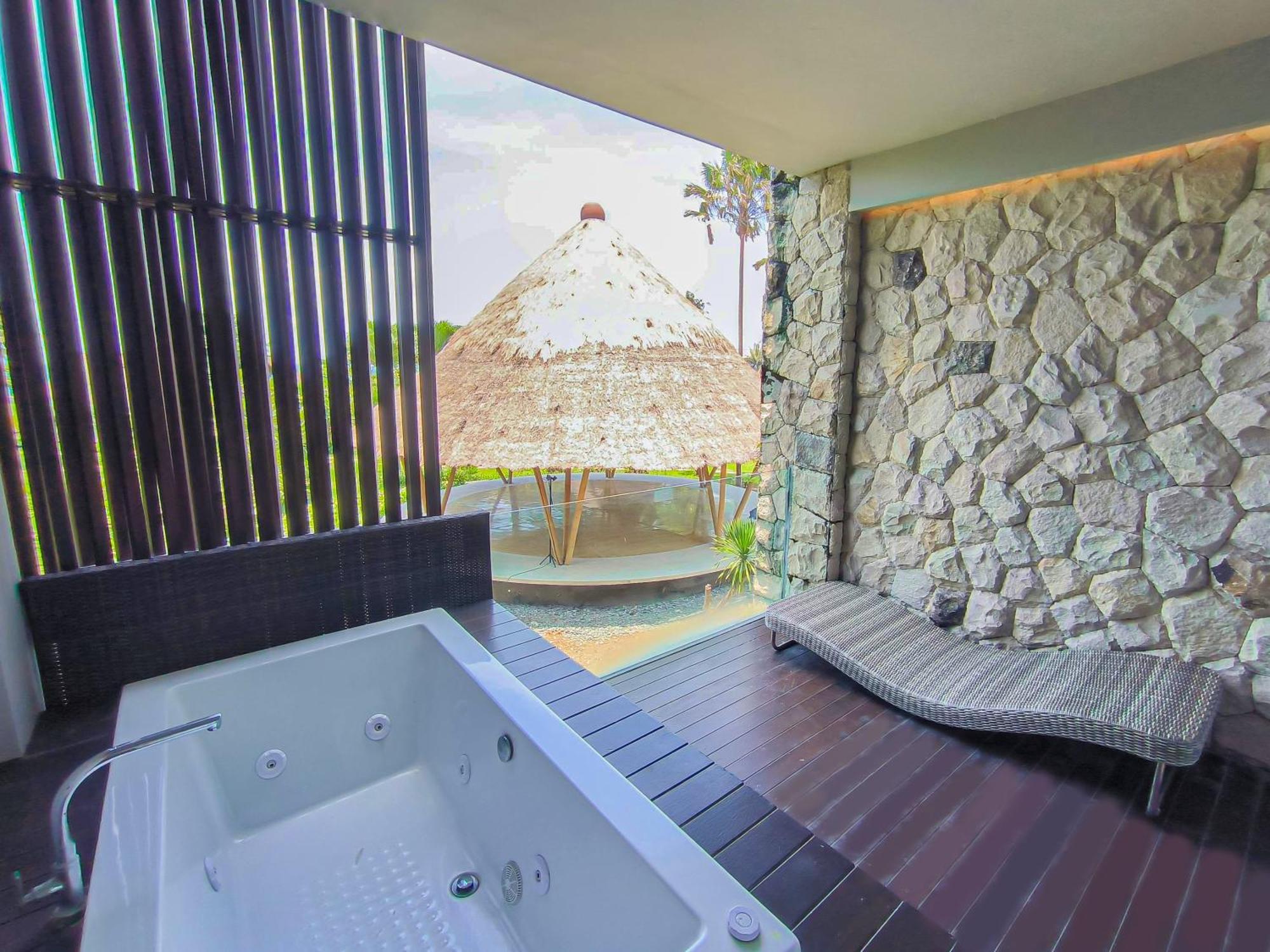 Wyndham Tamansari Jivva Resort Bali Siyut Zewnętrze zdjęcie A private onsen in Japan