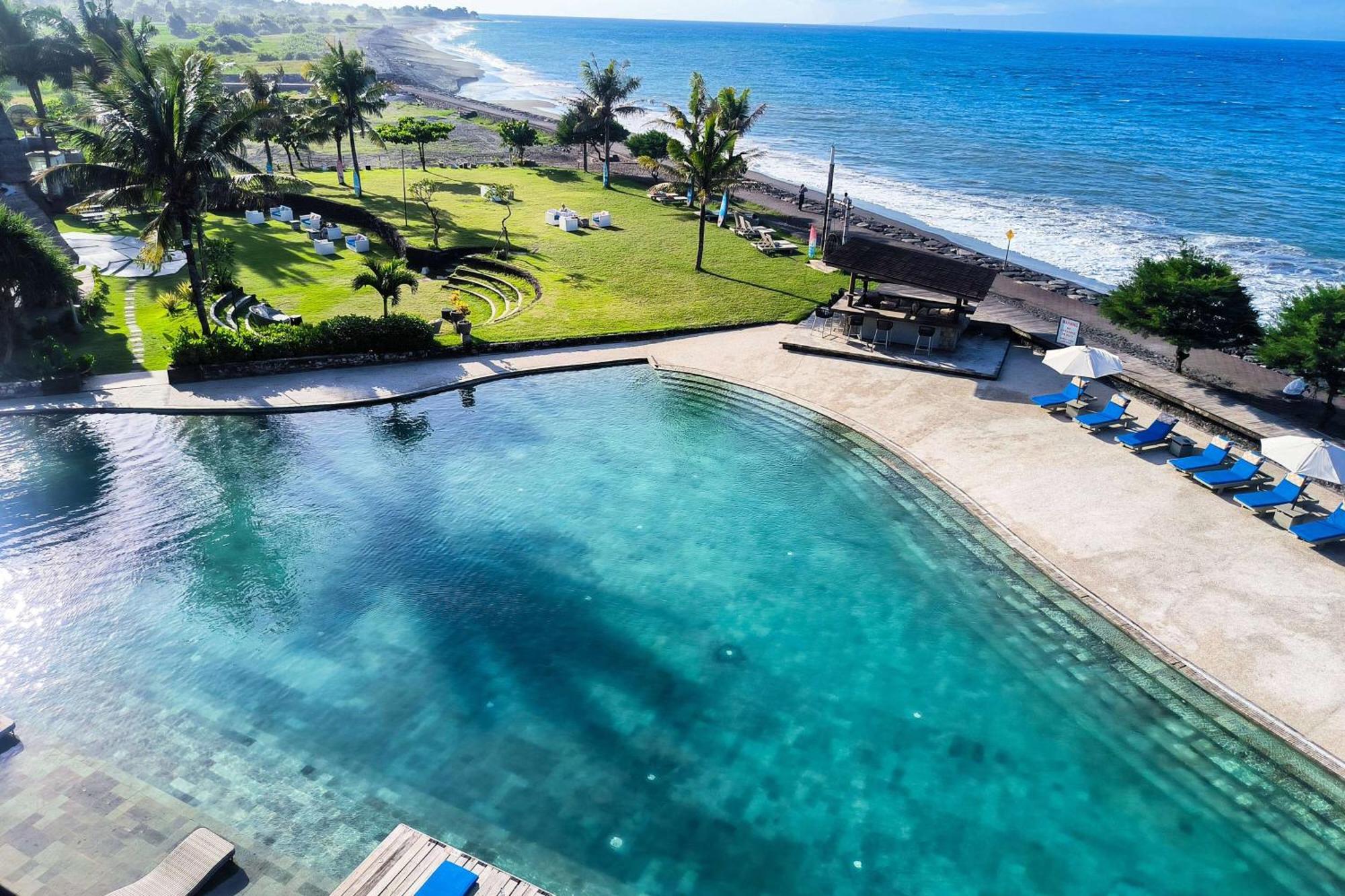 Wyndham Tamansari Jivva Resort Bali Siyut Zewnętrze zdjęcie The beach at the hotel
